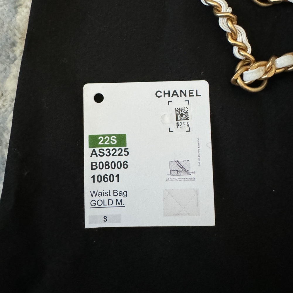 Chanel White Quilted Leather Waist Bag Gold Turn lock CC Hardware - Picture 9 of 10